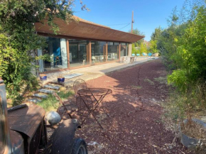 Grand loft proche du centre avec jardin et piscine